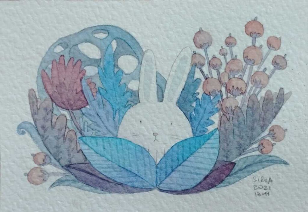 Aquarela em tons de azul e vermelho, com um coelho branco redondo atrás de folhas e no meio de plantas e frutos