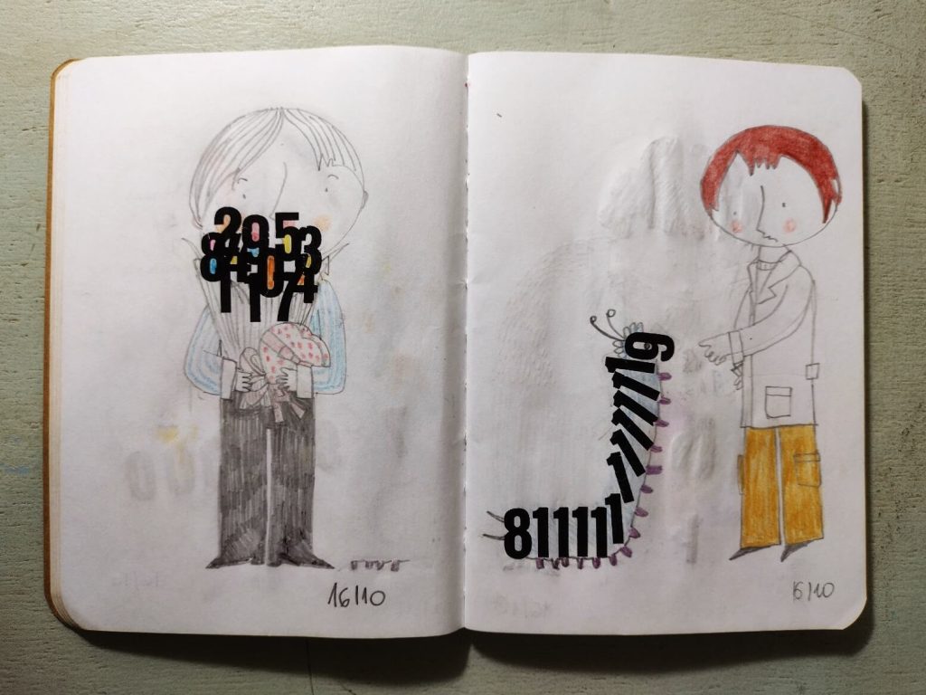 Caderno aberto com uma página com um rapaz segurando um buquê de flores que são números e uma caixa de bombons. Na outra página, um cientista de pé, com uma calça ocre e jaleco, aponta o dedo para um animal parecido com uma centopéia, feito de números de letraset