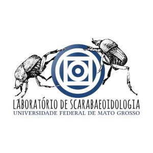 Logotipo do Laboratório de Scarabaeoidologia da UFMT, onde se vê dois besouros em preto rolando o símbolo da UFMT em azul