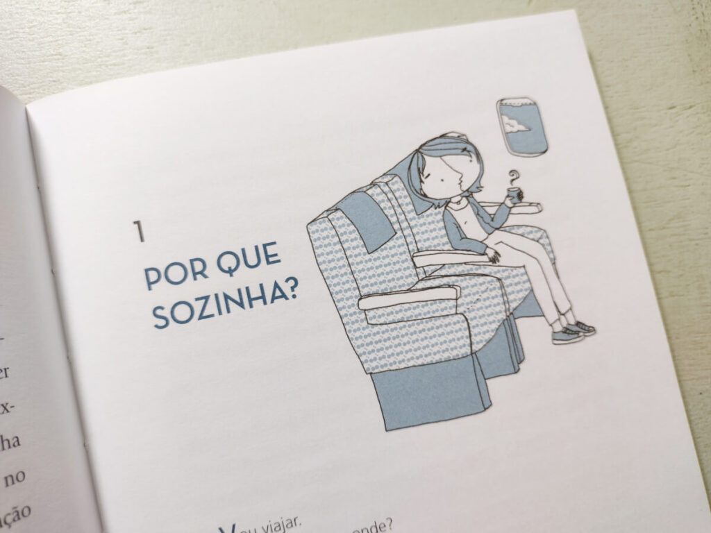 Página de livro com ilustração de mulher viajando sozinha em uma poltrona de avião, tomando um café