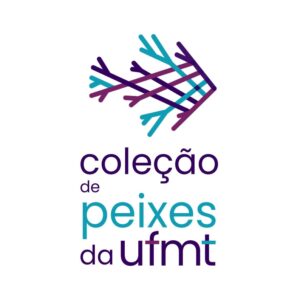 Logotipo da Coleção de Peixes da UFMT (CPUFMT), mostrando um peixe estilizado construído em linhas roxas, azuis e berinjela trançadas, abaixo se lê coleção de peixes da UFMT, em letras minúsculas.
